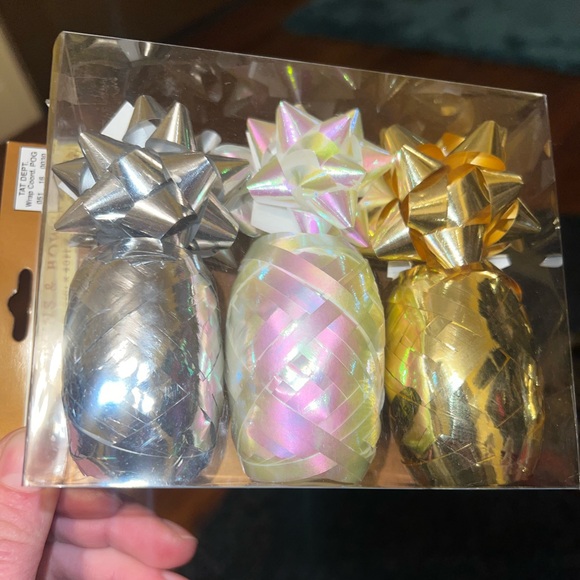 ⭐️New Holiday Ribbon In Pineapple Shapes Gold Silver & White Set Of 3 - Picture 2 of 7